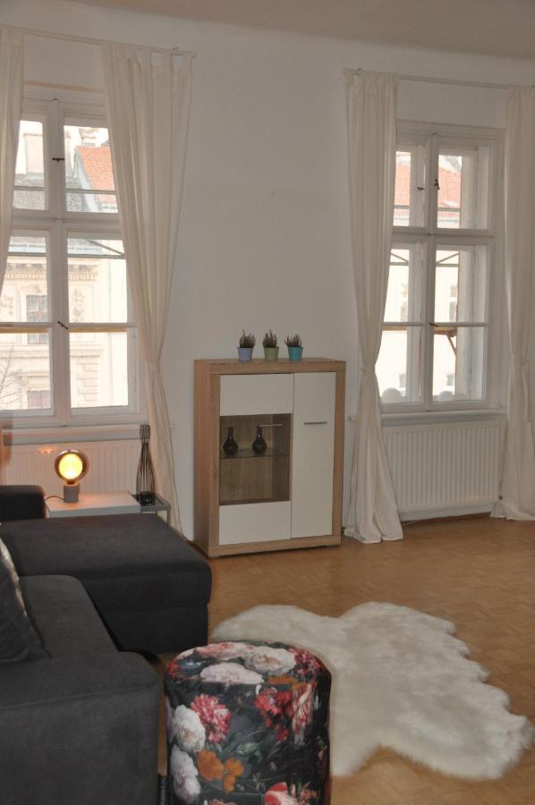 Wunderschone Altbauwohnung In Zentraler Lage Wien Bagian luar foto